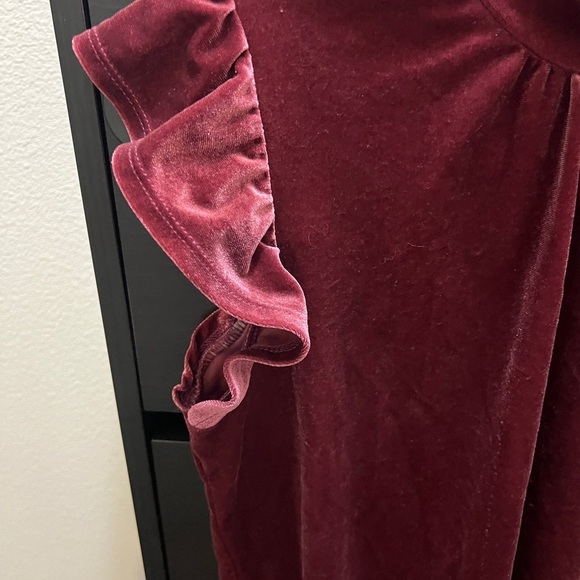 NWOT OLIVE + OAK  Burgundy blouse short  ruffle sleeve. Size: Medium - Picture 2 of 5